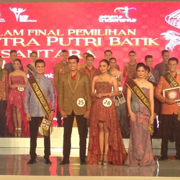 Nanda dengan para peserta dan finalis Putra Putri Batik  Nusantara