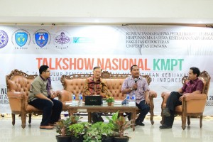 Moderator (pojok kiri) beserta ketiga pembicara Talkshow Nasional KMPT