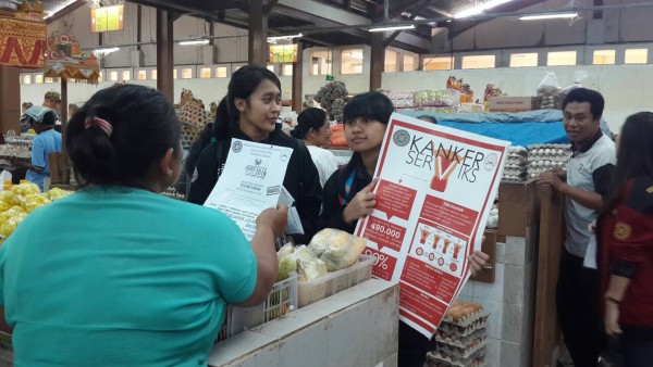 Anggota Muda KOMPAK Melakukan Sosialisasi kepada Para Warga di sekitar Pasar Umum Galiran, Klungkung