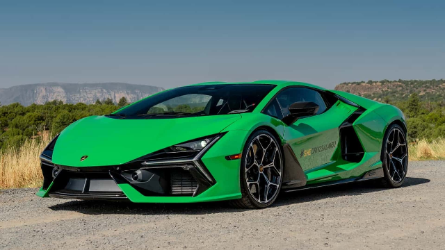 Lamborghini Revuelto: Evolusi Supercar Hybrid dengan DNA V12 yang Menggelegar